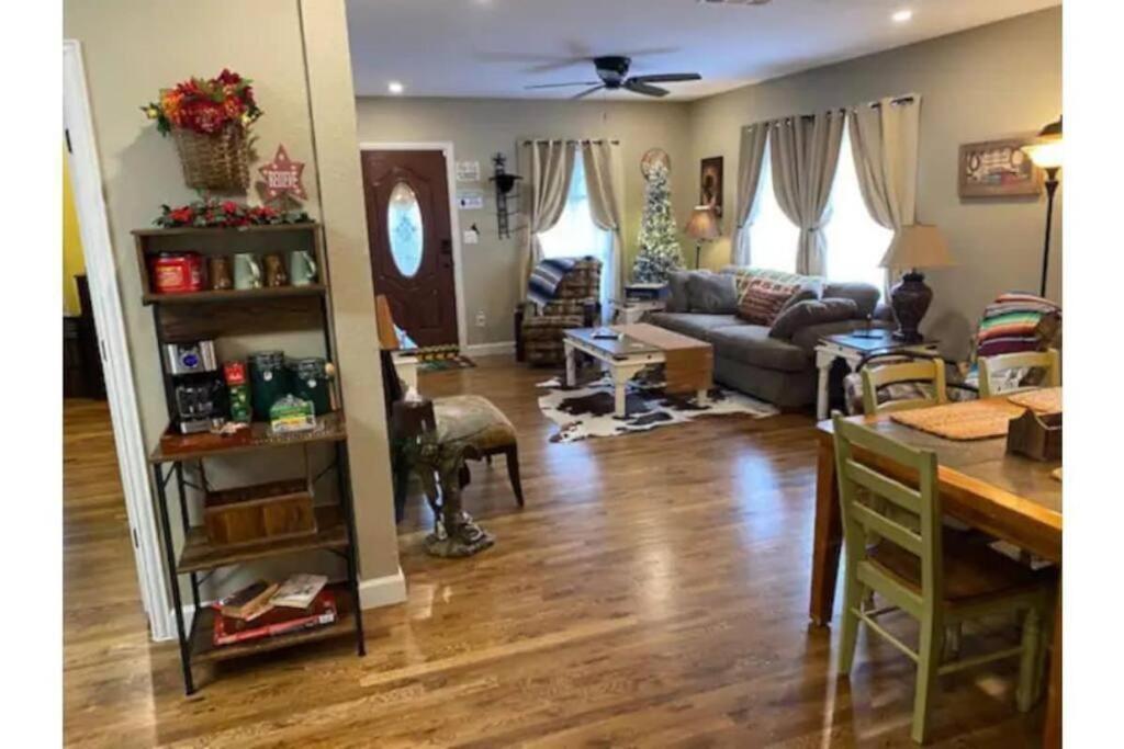 Stockyards!-1 Block Away ! Cowboy Cottage Sleeps 9 Fort Worth Luaran gambar