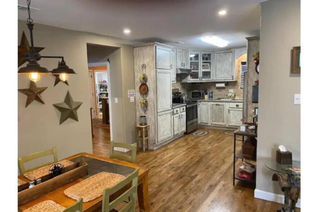 Stockyards!-1 Block Away ! Cowboy Cottage Sleeps 9 Fort Worth Luaran gambar