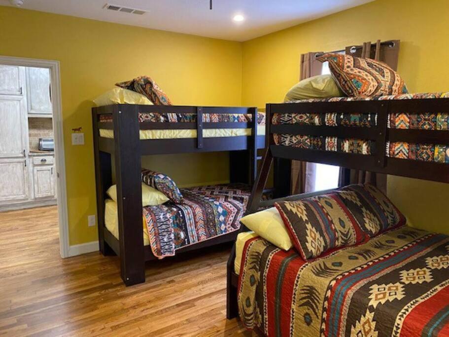 Stockyards!-1 Block Away ! Cowboy Cottage Sleeps 9 Fort Worth Luaran gambar