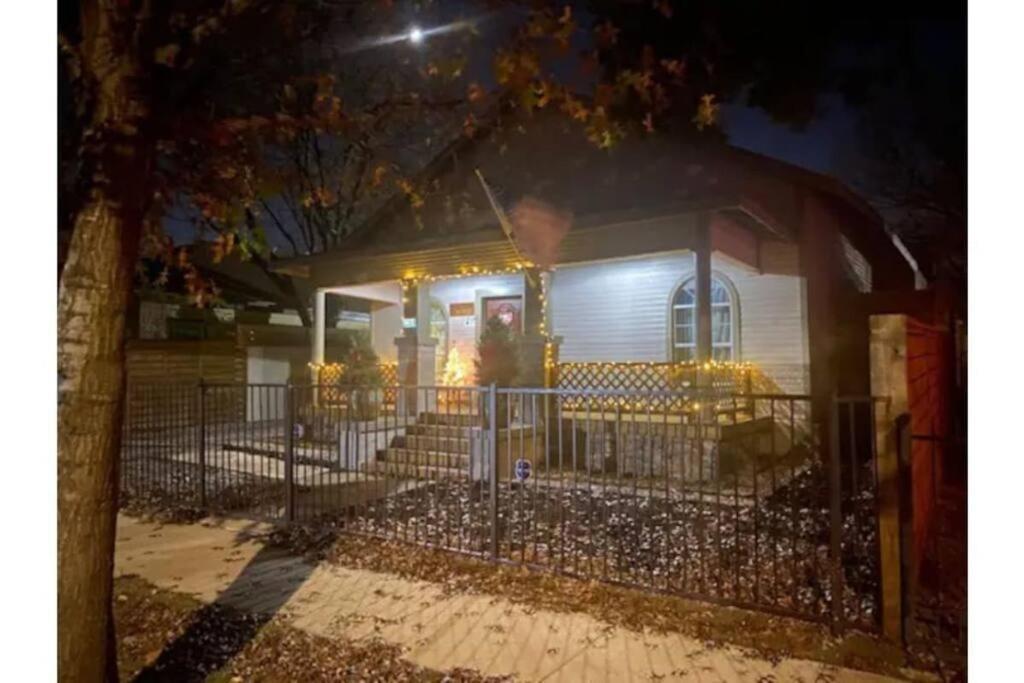 Stockyards!-1 Block Away ! Cowboy Cottage Sleeps 9 Fort Worth Luaran gambar